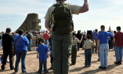Des scouts européens, turcs et saoudiens participent à une cérémonie sur la plage de Saint-Laurent-sur-Mer, dans le Calvados, le 26 avril 2008