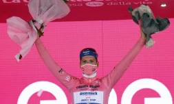 Le Portugais Joao Almeida fête son maillot rose sur le podium de la 13e étape du Tour d'Italie, à Monselice, le 16 octobre 2020