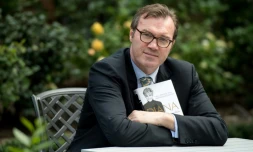 Andrew Morton, le biographe de Diana, dans sa maison à Londres, à Londres, le 24 août 2017 