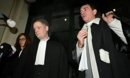 Henri Laquay (G) et Sebastien Courtoy, avocats belges de Mehdi Nemmouche, jihadiste français accusé de la tuerie au Musée juif de Bruxelles en 2014 quittent le palais de justice de Bruxelles le 20 décembre 2018