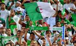 Des supporters algériens célèbrent la victoire de l'Algérie sur le Sénégal en finale de la Coupe d'Afrique des nations au Caire, le 19 juillet 2019.