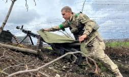 Un officier ukrainien près de sa mitrailleuse lourde sur la ligne du front près de Kharkiv, dans le nord-est de l'Ukraine, le 17 avril 2022