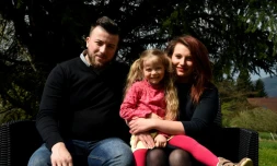 Yoan Bombarde (g), Sabrina Dietsch (d) et leur fille Louna, le 4 avril 2017 à Revel en Isère