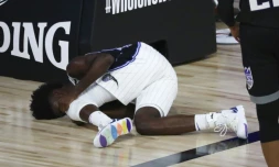 Jonathan Isaac, des Orlando Magic, aprĂšs s'ĂȘtre blessĂ© au genou gauche contre Sacramento Ă Lake Buena Vista (Floride), le 2 aoĂ»t 2020