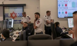 Des secouristes au centre de répartition national du Magen David Adom, l'équivalent israélien de la Croix-Rouge, le 5 mars 2026 à Ramla, en Israël