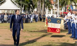 Le président Emmanuel Macron passe en revue les troupes lors d'une cérémonie au moment Félix Eboué, le 25 mars 2024 à Cayenne, en Guyane