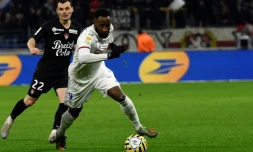 L'attaquant de Lyon Moussa Dembélé devant le milieu de Brest Hugo Magnetti (g) en quart de finale de Coupe de la Ligue, le 8 janvier 2020 à Décines-Charpieu, près de Lyon