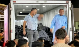 Des corps de victimes de l'incendie pendant un mariage arrivent à bord d'un camion à l'hôpital de Hamdaniyah, en Irak, le 27 septembre 2023