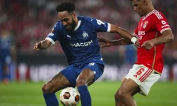 L'attaquant marseillais Pierre-Emerick Aubameyang (g) devant le défenseur de Benfica Alexander Bah, le 11 avril 2024 à Lisbonne