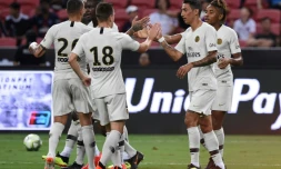 Le joueur du Paris Saint-Germain Christopher Nkunku (d) buteur lors du match amical face à l'Atlético Madrid à Singapore le 30 juillet 2018