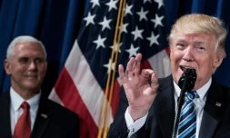 Le président Donald Trump (d) et le vice-président Mike Pence (g)