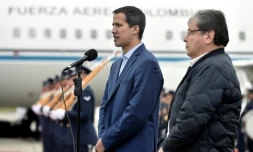 Juan Guaido (G) aux côtés du ministre colombien des Affaires étrangères Carlos Holmes Trujillo à Bogota, le 24 février 2019