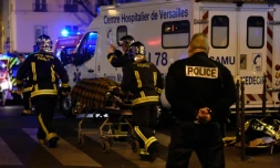Une personne blessée évacuée du Bataclan le 14 novembre 2015 à Paris