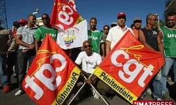 Mardi 5 mai 2009 Les surveillants de prison bloquent l'extraction des détenus du centre pénitentiaire du Port
