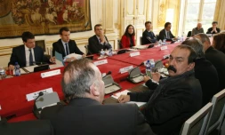 Le Premier ministre Manuel Valls reçoit le secrétaire général de la CGT Philippe Martinez (R) lundi à Matignon sur le projet contesté de réforme du Code du travail, le 14 mars 2016