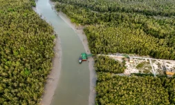 Vue aérienne d'un bras de la rivière Rupsha dans le district de Khulna, près des Sundarbans, une forêt de mangroves en proie aux pirates qui ciblent les pêcheurs, le 30 ùars 2026 au Bangladesh