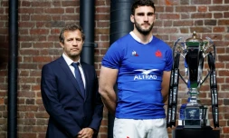 Le sélectionneur du XV de France, Fabien Galthié, et son capitaine Charles Ollivon près du trophée du Tournoi des Six Nations, à Londres, le 22 janvier 2020 
