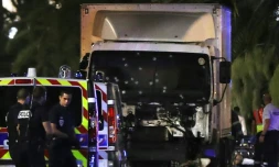 Des policiers entourent le camion à bord duquel l'auteur de l'attentat de Nice a foncé dans la foule sur la Promenade des Anglais, le 14 juillet 2016