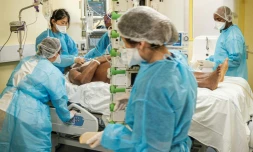 Des membres du personnel hospitalier s'occupent d'un patient malade du Covid-19 en soins intensifs à Cayenne le 24 septembre 2021