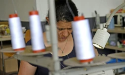 Une femme travaille dans l'atelier de l'association Plateau Fertile, le 25 juillet 2019 à Roubaix