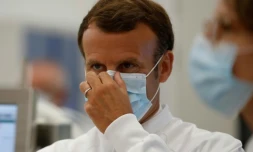 Le président Emmanuel Macron visite le site Sanofi Pasteur à Marcy-l'Etoile, prÚs de Lyon, le 16 juin 2020