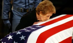 Nancy Reagan dépose un baiser sur le cercueil de son mari, le 11 juin 2004, au Capitole à Washington