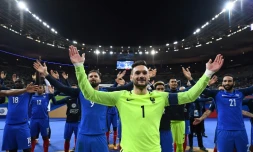 Le capitaine des Bleus Hugo Lloris et ses coéquipiers fêtent la qualification de la France pour le Mondial, le 10 octobre 2017 au Stade de France 
