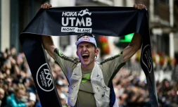 Le Britannique Tom Evans célèbre sa victoire au terme de l'UTMB, à Chamonix, le 30 août 2025