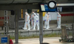 Des membres de la police scientifique sur le quai de la gare centrale de Hambourg, où au moins 12 personnes ont été blessées lors d'une attaque au couteau, le 23 mai 2025 en Allemagne