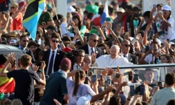 Le pape François salue la foule avant la messe de clÎture des Journées mondiale de la jeunesse (JMJ) à Lisbonne, le 6 août 2023