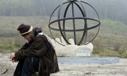 Sculpture d'une main tenant un globe de métal de 2 m de haut le 25 octobre 2015 à Lisle-sur-Tarn 