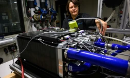 Une membre du FC Lab à la recherche d'éventuelles fuites d'hydrogène sur une pile à combustible, le 18 octobre 2023 à Belfort