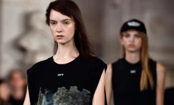 Des mannequins prĂ©sentent la collection prĂȘt-Ă -porter Printemps-Ete de Off-White 2016-2017 lors de la Fashion week de Paris, le 29 septembre 2016