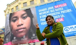 Radha Rani porte-parole de l'ONG Plan international, poses devant une affiche pendant l'inauguration d'une "Place du Calvaire des Filles" devant le Cirque d'Hiver à Paris le 10 octobre 2016