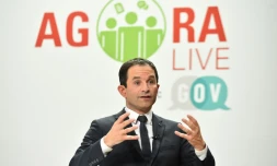 Benoît Hamon anime une séance de questions-réponses avec la salle lors d'une réunion publique à Blois, le 21 février 2017