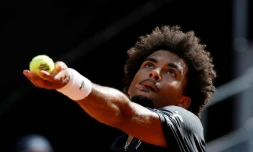 Arthur Fils au service contre l'Italien Jannik Sinner lors du Masters 1000 de Madrid à la Caja Magica le 1er mai 2026
