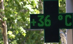 Le thermomÚtre d'une pharmacie indique 36 degrés à Nßmes le 19 juillet 2023