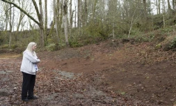 Cindy Armstrong sur le site oĂč le compost fabriquĂ© Ă partir de la dĂ©pouille de son fils a Ă©tĂ© utilisĂ©, Ă Kent, dans l'Etat de Washington, le 14 mars 2022