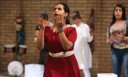 Des Irakiennes de l'orphelinat Dar al-Zuhur sur scène dans un théâtre de Bagdad le 1er octobre 2015