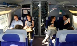 Premiers passagers du TGV Paris-Bordeaux le 2 juillet 2017 à leur arrivée à la gare de Bordeaux Saint-Jean