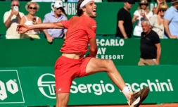 Le joueur de tennis grec Stefanos Tsitsipas fĂȘte sa victoire lors de l'Open de tennis de Monte-Carlo ATP contre le NorvĂ©gien Casper Ruud sur le court Rainier III Ă Monte-Carlo le 14 avril 2024.