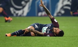 Le défenseur Brésilien du PSG Daniel Alves blessé lors du match face aux Herbiers le 8 mai 2018