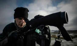 Un bénévole compte les oiseaux d'eau dans la réserve naturelle de Lilleau des Niges, en Charente-Maritime, le 14 janvier 2022, dans le cadre d'un programme mondial de recherche sur ces populations animales