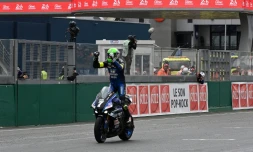 La Yart-Yamaha N.7 franchit la ligne d'arrivée lors de sa victoire aux 24 Heures motos sur le circuit Bugatti au Mans le 20 avril 2025.
