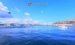 Extrait d'une vidéo fournie par les garde-côtes italiens montrant les secours à la recherche de personnes disparues après le naufrage d'un voilier de luxe au large de la côte de Porticello, en Sicile, le 19 août 2024