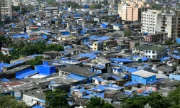 Des immeubles résidentiels autour du bidonville de Dharavi, le 12 juillet 2025 à Bombay, en Inde