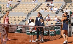 La Bélarusse Aryna Sabalenkla (g) et l'Ukrainienne Marta Kostyuk lors du toss avan leur match à Roland-Garros, le 28 mai 2023