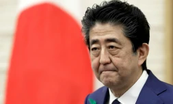 Le Premier ministre japonais Shinzo Abe lors d'une conférence de presse, le 17 avril 2020 à Tokyo