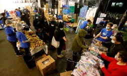 Des étudiants viennent chercher des colis d'aide alimentaire le 28 janvier 2021 à Paris