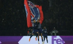 Les joueurs du Paris SG Bradley Barcola (à droite) et Desiré Doué célèbrent la victoire du club parisien face à Manchester City en Ligue des champions, à Paris le 22 janvier 2025
